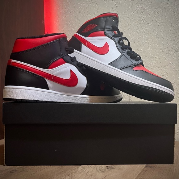 Air Jordan 1 Mid ‘Bred Toe’ - Picture 1 of 5